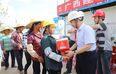 集團公司黨委委員、副總經(jīng)理侯立林到公司施工一線送清涼