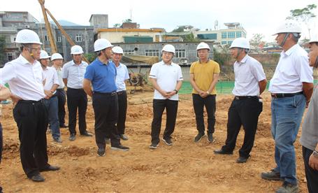 防城港市委書記李延強(qiáng)到峒中公路口岸項(xiàng)目調(diào)研