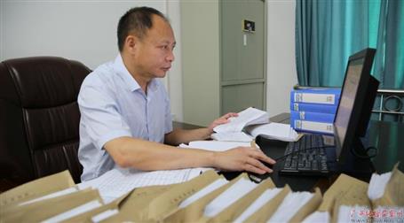 初心不改　本色不褪——記廣西勤廉榜樣、河池市紀(jì)委副書(shū)記、監(jiān)委副主任黃振林