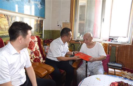 覃振華、賴海標(biāo)國(guó)慶節(jié)前慰問離休老干部