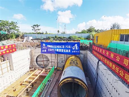冶建第三分公司?？谑许?xiàng)目重95噸超徑頂管機(jī)精準(zhǔn)定位