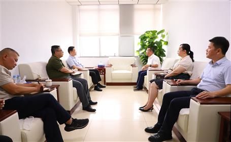 覃振華與柳北區(qū)委書(shū)記、區(qū)長(zhǎng)石中華舉行工作會(huì)談